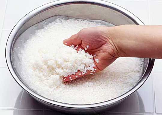 电热锅米饭-浸泡大米