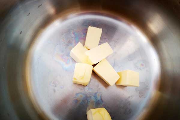 电热锅锅底出现彩虹纹还能用吗？